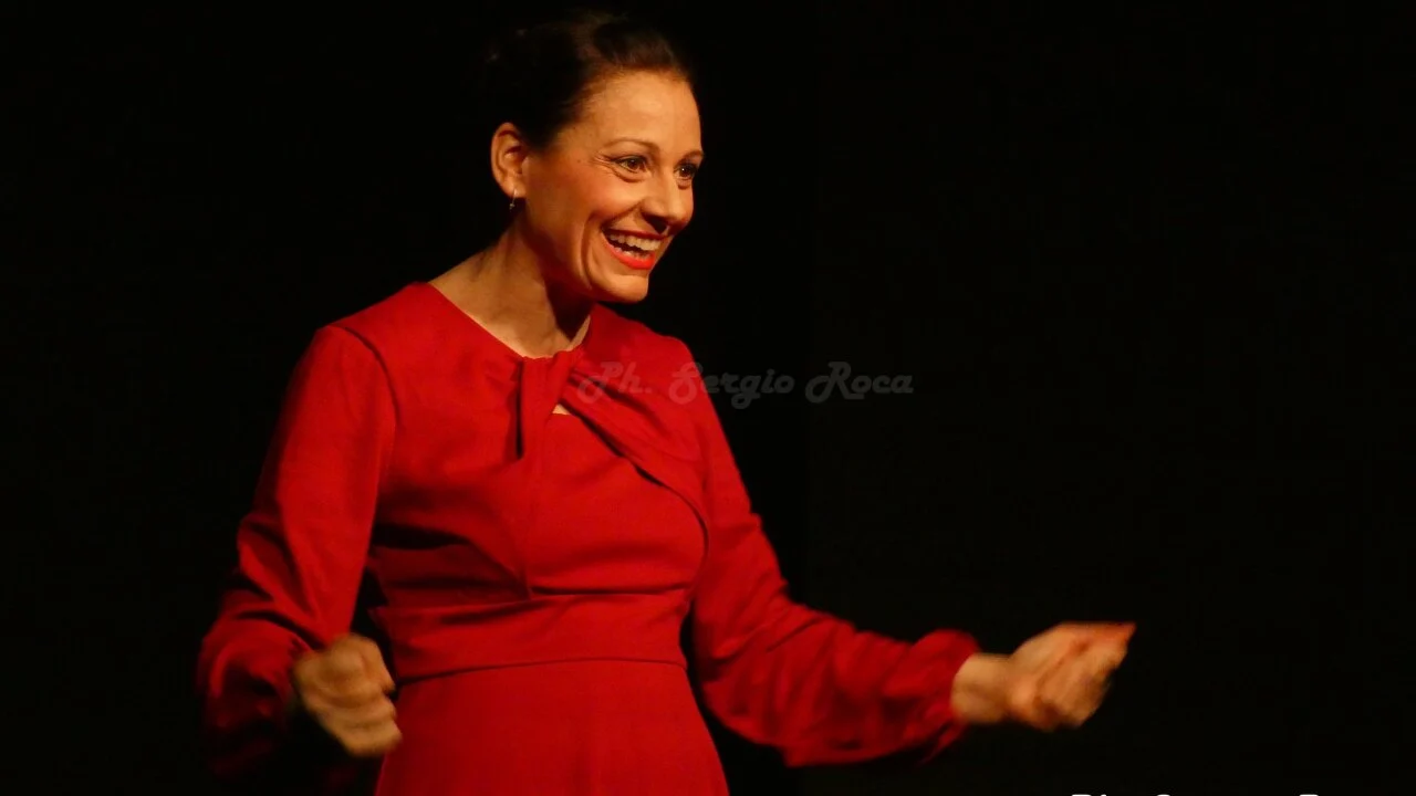 Elisabetta Tulli in abito rosso durante L'ultima notte di Cabiria, regia di Giuseppe Brancato