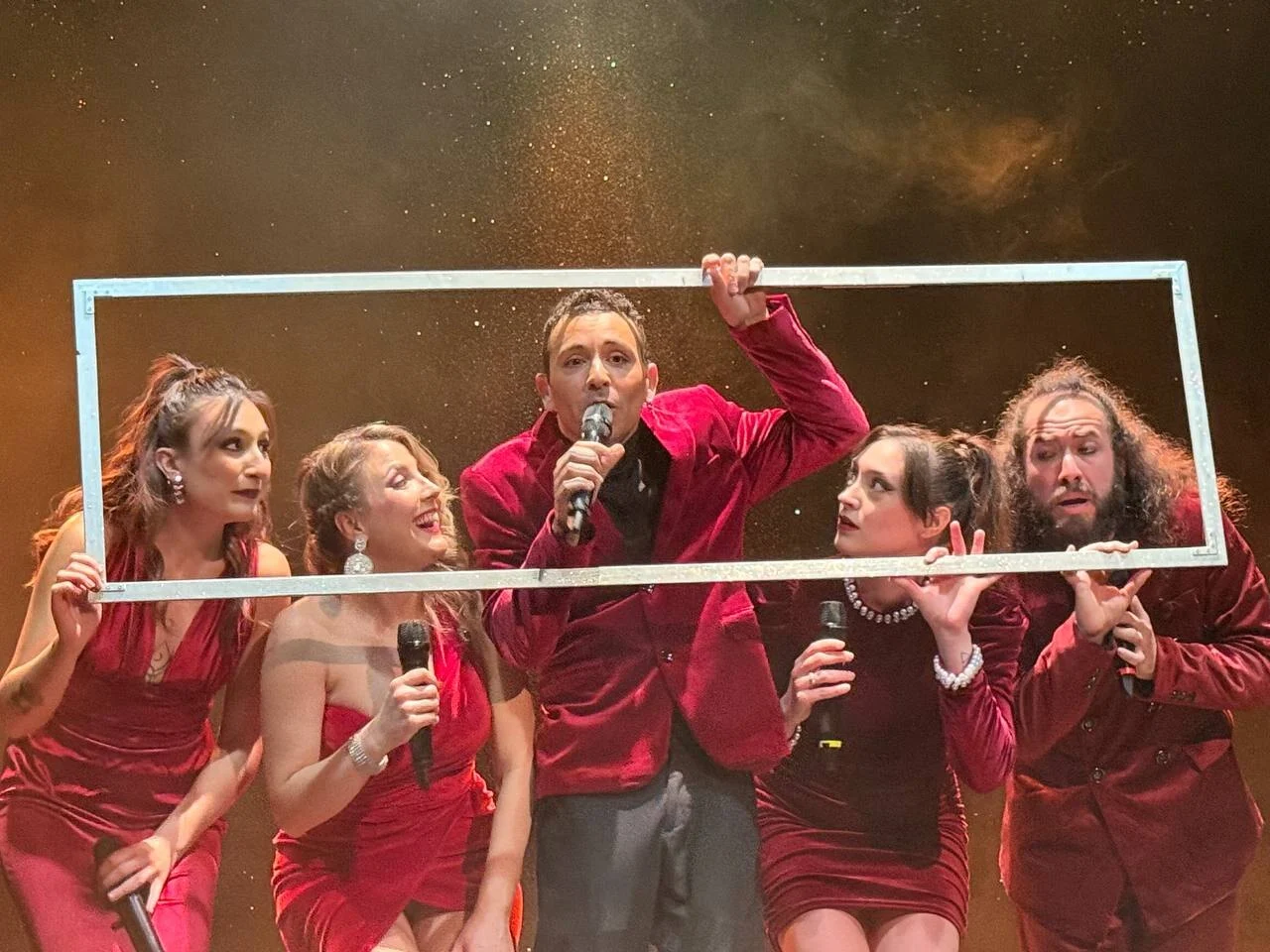 Il cast di On Broadway durante un numero musicale, regia Giuseppe Brancato