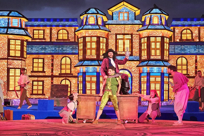 Attori e performer durante lo spettacolo Peter Pan al Giardino delle Cascate Roma nel 2025