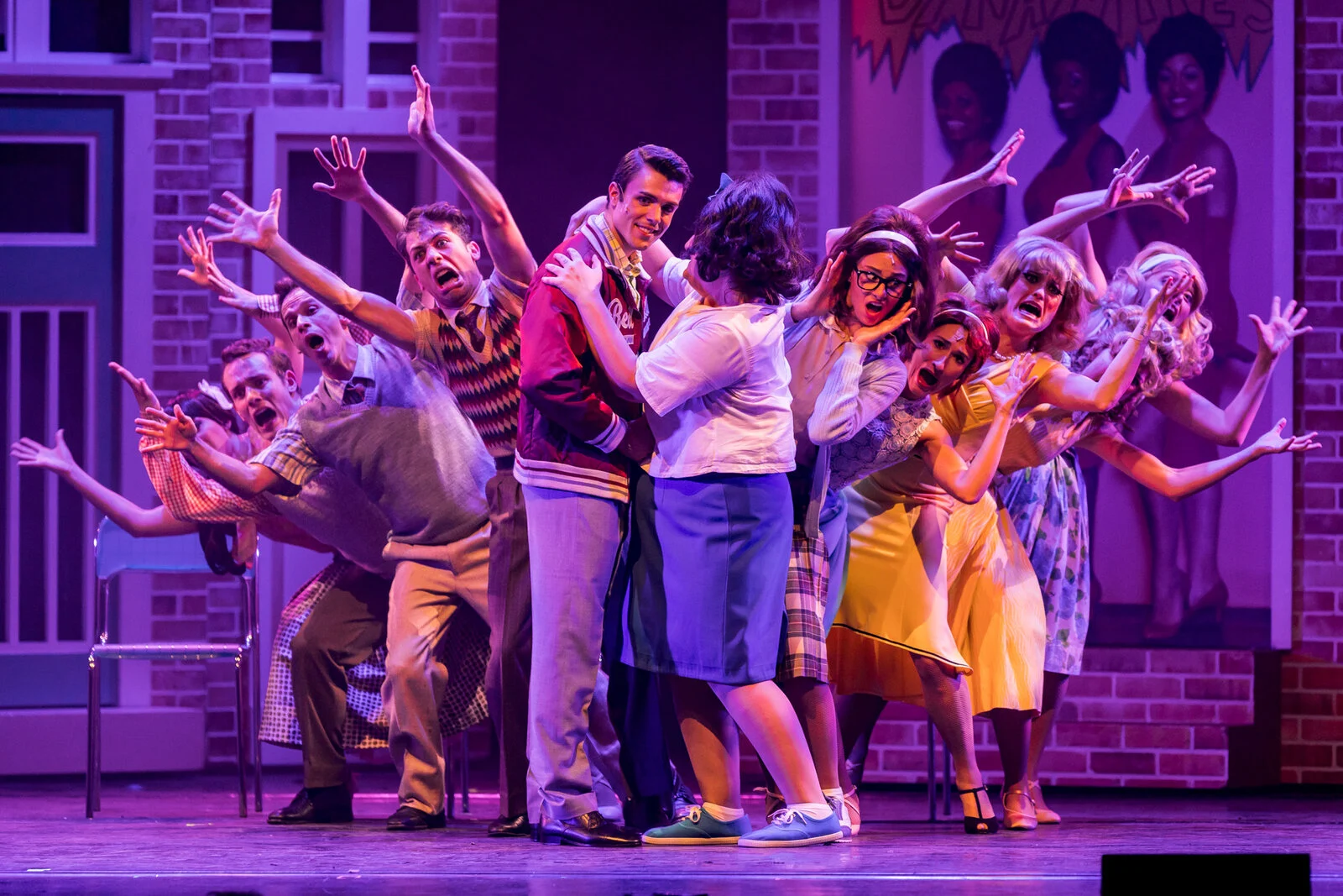 Cast sul palco nello spettacolo Hairspray 2018 diretto da Claudio Insegno